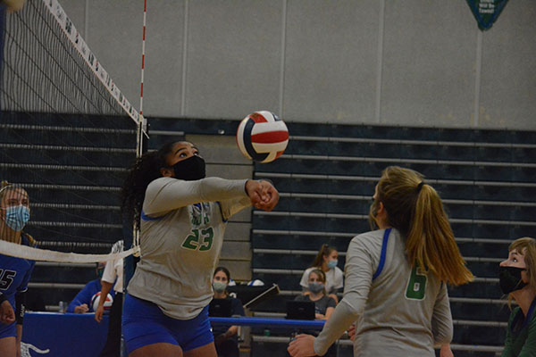 Volleyball is the only sport where the players have to wear masks at all times. The Jaguars of Blue springs south are going facing Liberty high schools Blue Jays.
photo by Sonnie Hernandez