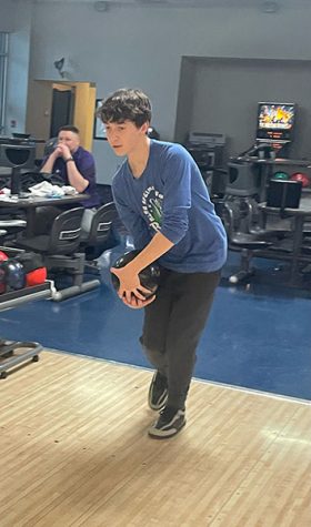 Sophomore Kaeden White is getting ready to bowl. Photo by Nathan Mooney