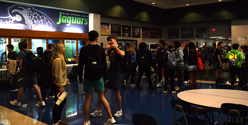 Students gathering in the commons during passing period between 2nd and 3rd hour. Some students have expressed concerns over getting through hallways during passing period. Photo by Alex Miranda